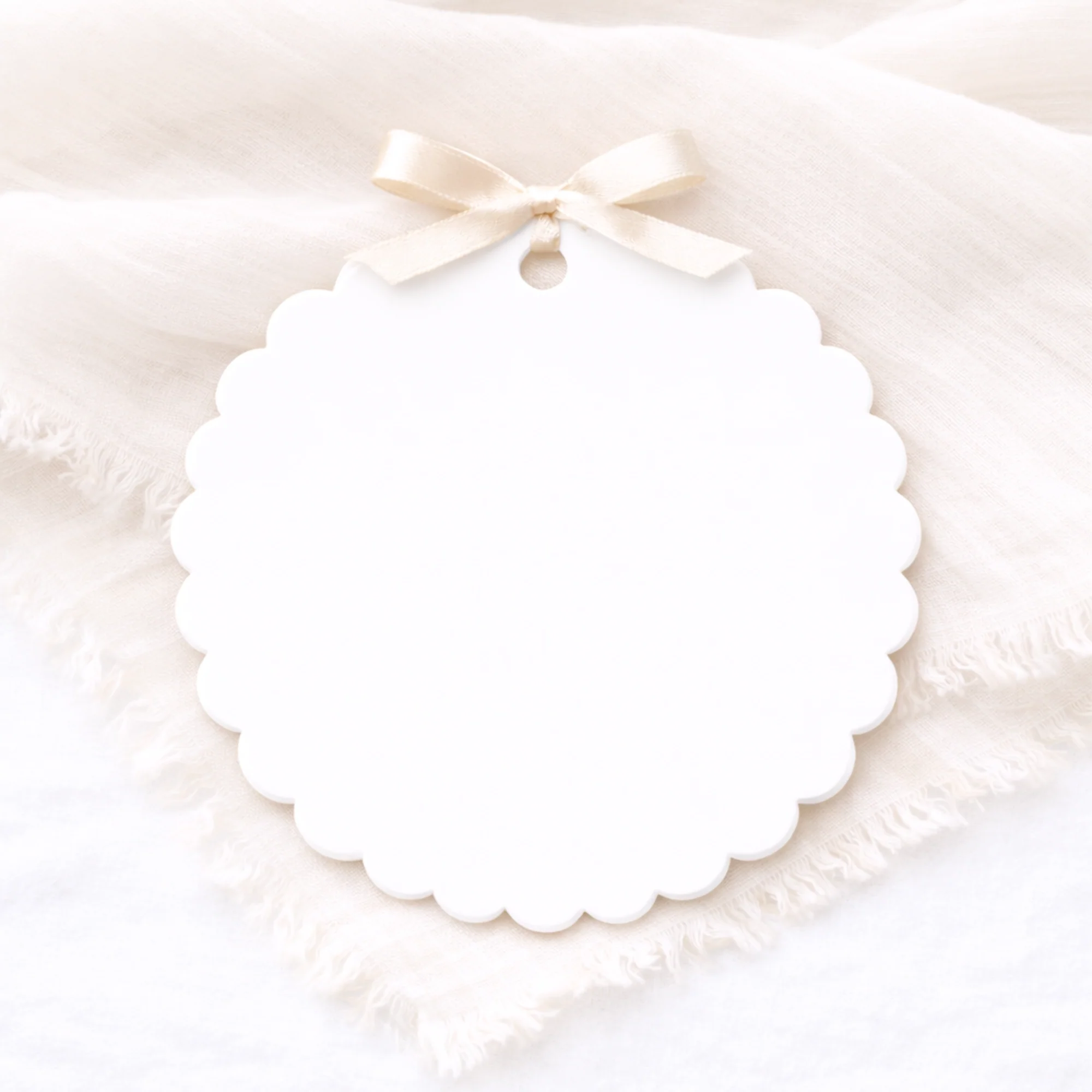 ACRYLIC - WHITE - SCALLOP EDGE HANGING CIRCLE